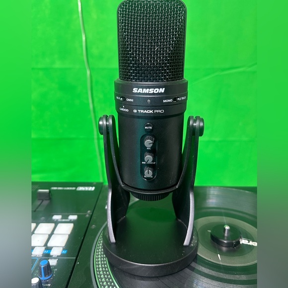 G-Track Pro USB Microphone - Sleek Black